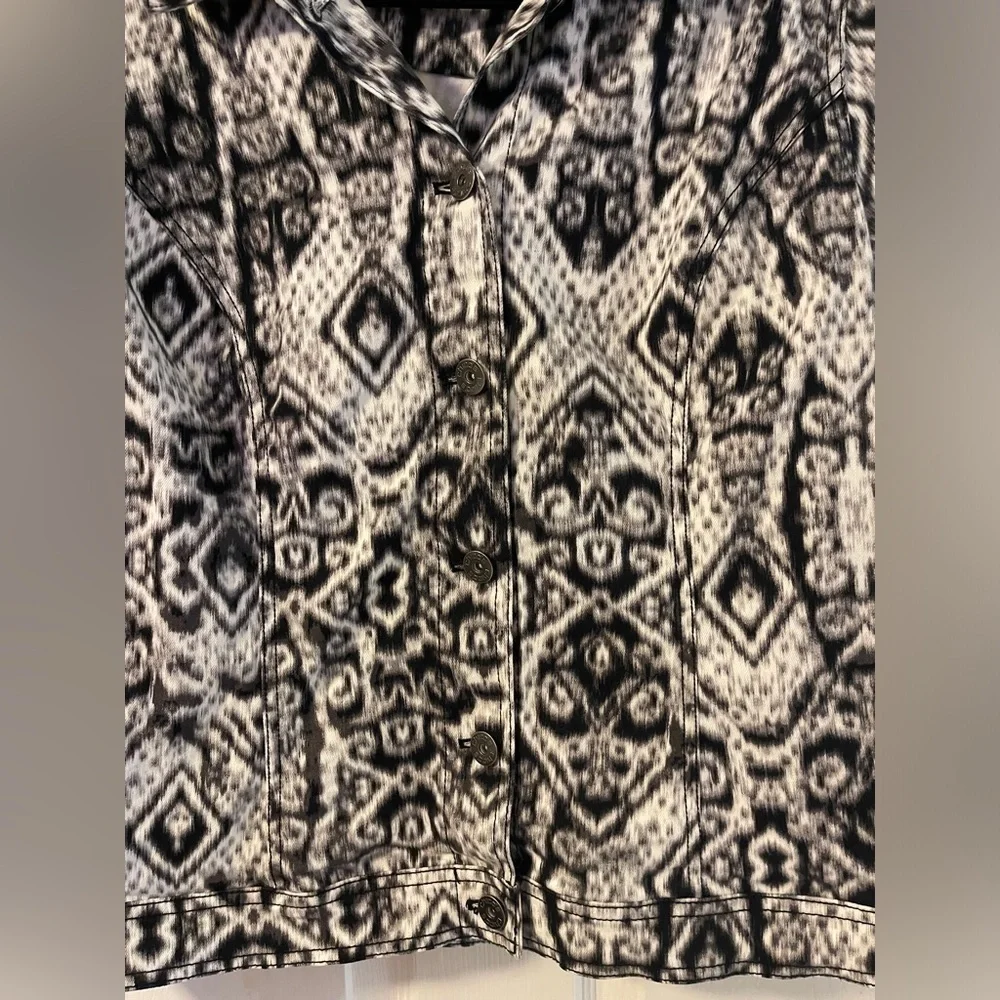 Chico’s Abstract Cropped Jacket Button Up Jacket Size L/12 (Chico’s Size 2)